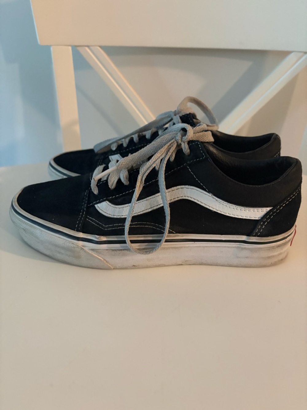 Classic Vans Sneakers with White Stripe, very good condition!
Size 6.5
🛹